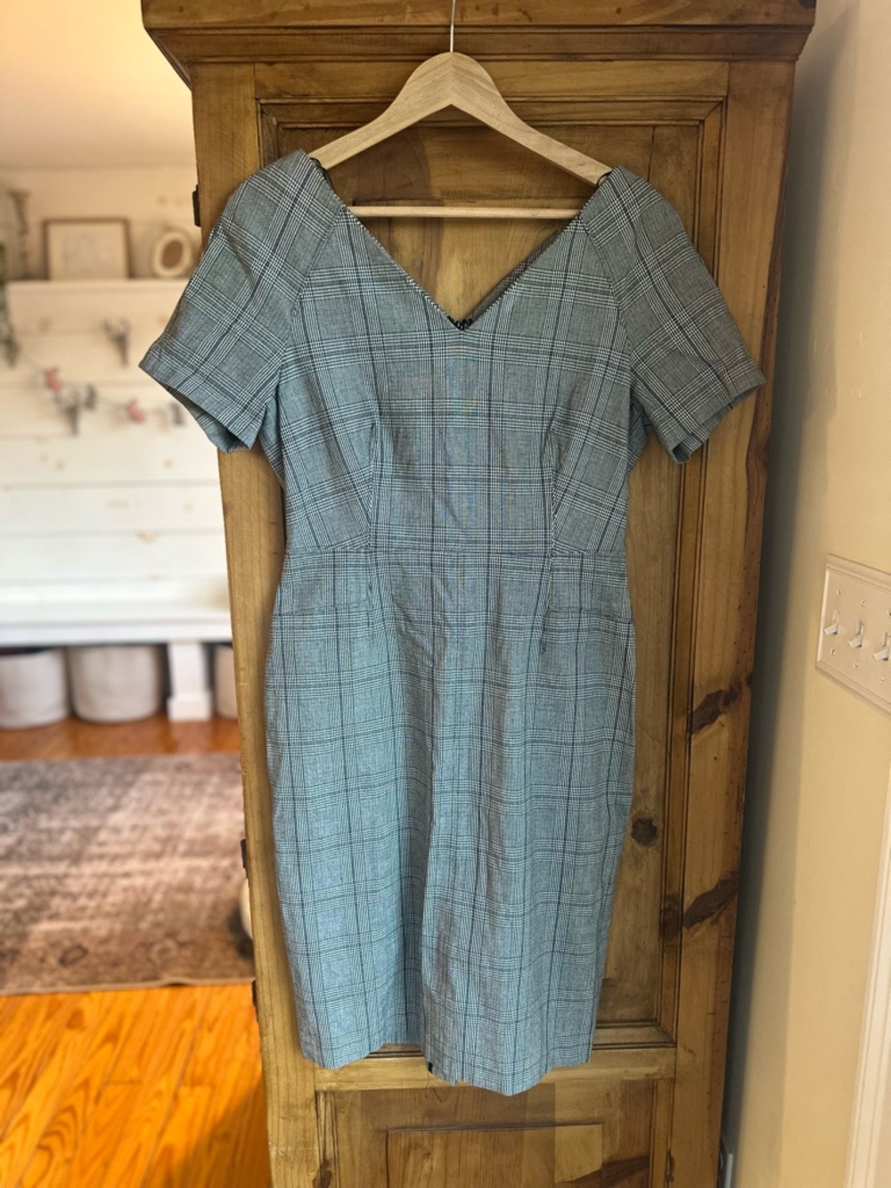 Banana Republic Classic Grey Plaid V-Neck Sheath Dress